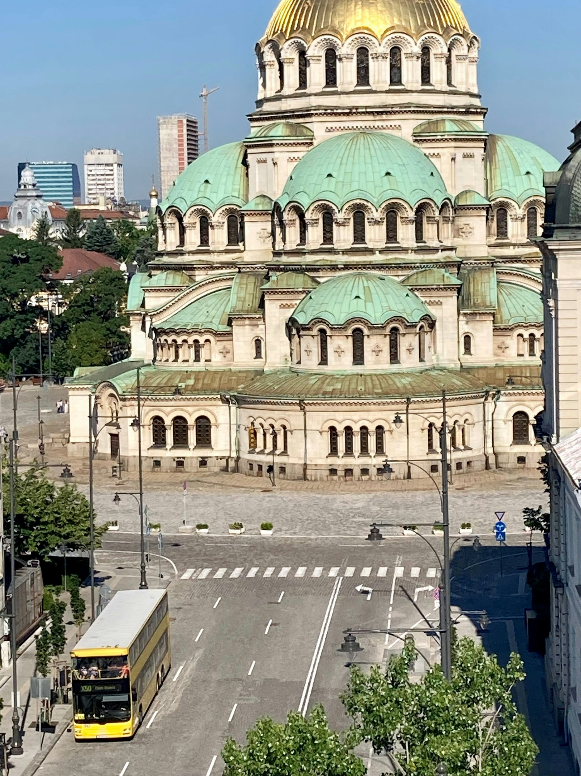 Die Alexander-Newski-Kathedrale im Zentrum von Sofia. Davor ein alter Bekannter aus Berlin.