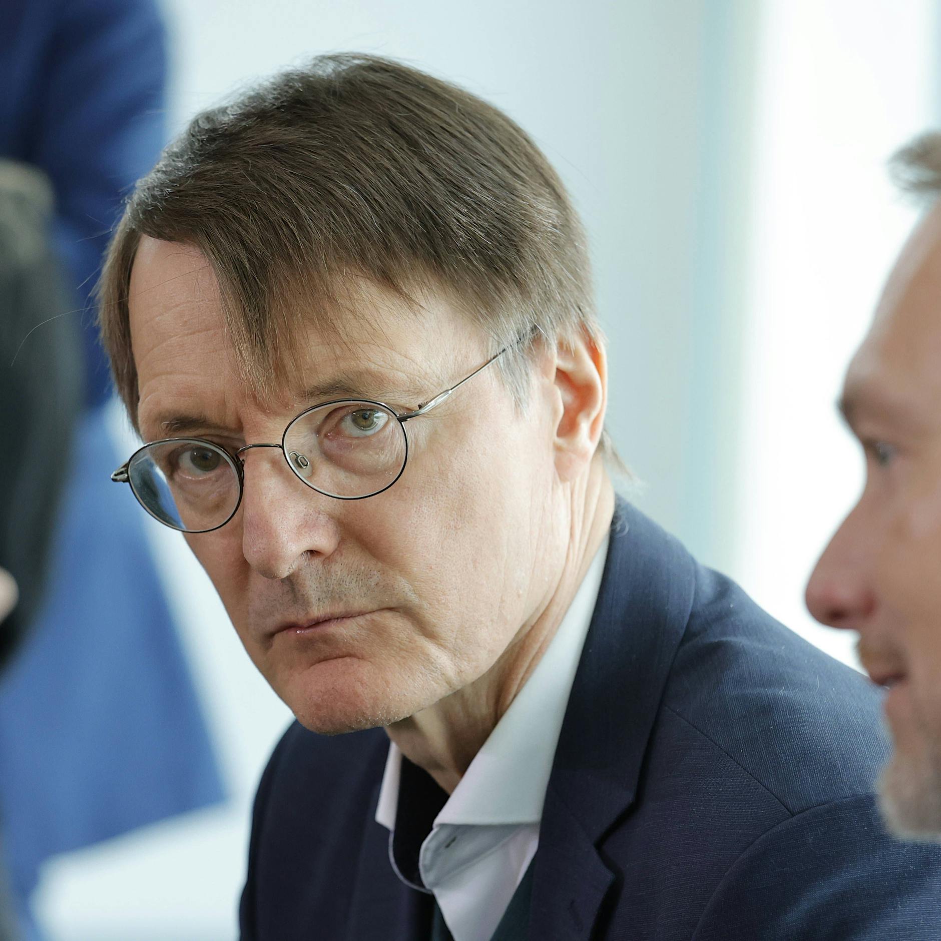 Karl Lauterbach will Jugendlichen Lachgas und „begleitetes Trinken“ verbieten