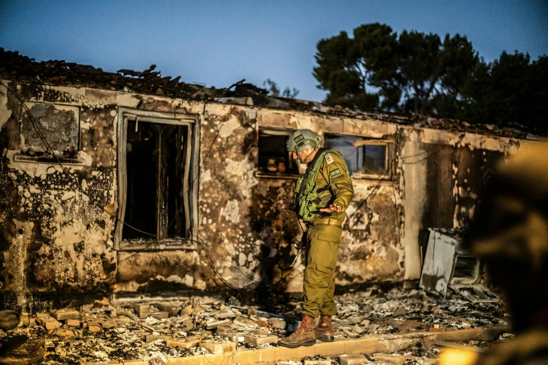 Ein israelischer Soldat inspiziert ein zerstörtes Haus im Kibbuz Beeri. Die Armee hat ihr Versagen beim Schutz des Kibbuzes eingeräumt.