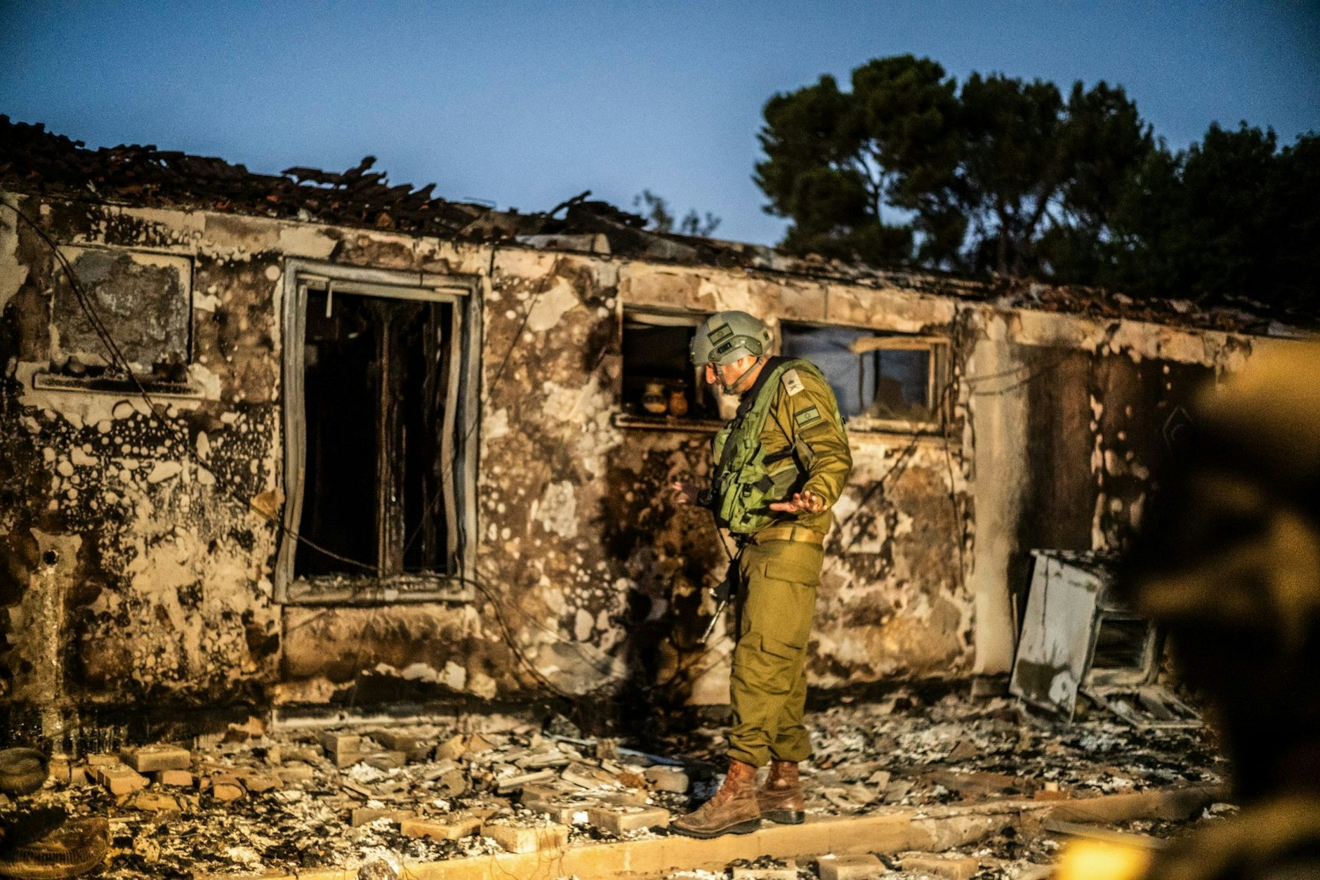 Ein israelischer Soldat inspiziert ein zerstörtes Haus im Kibbuz Beeri. Die Armee hat ihr Versagen beim Schutz des Kibbuzes eingeräumt.
