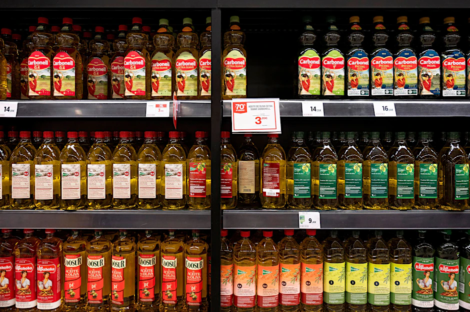 Olivenöl in einem Supermarktregal