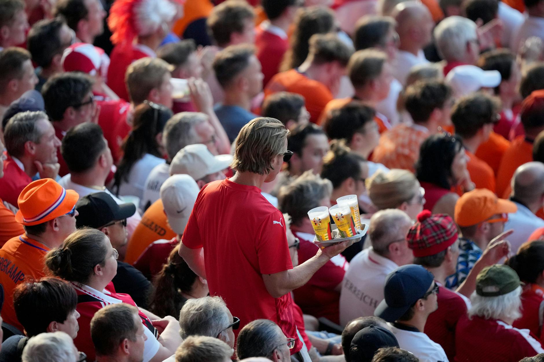 Ein Zuschauer trägt Bier zum Sitzplatz während des EM-Spiels Niederlande–Österreich am 25. Juni in Berlin. 