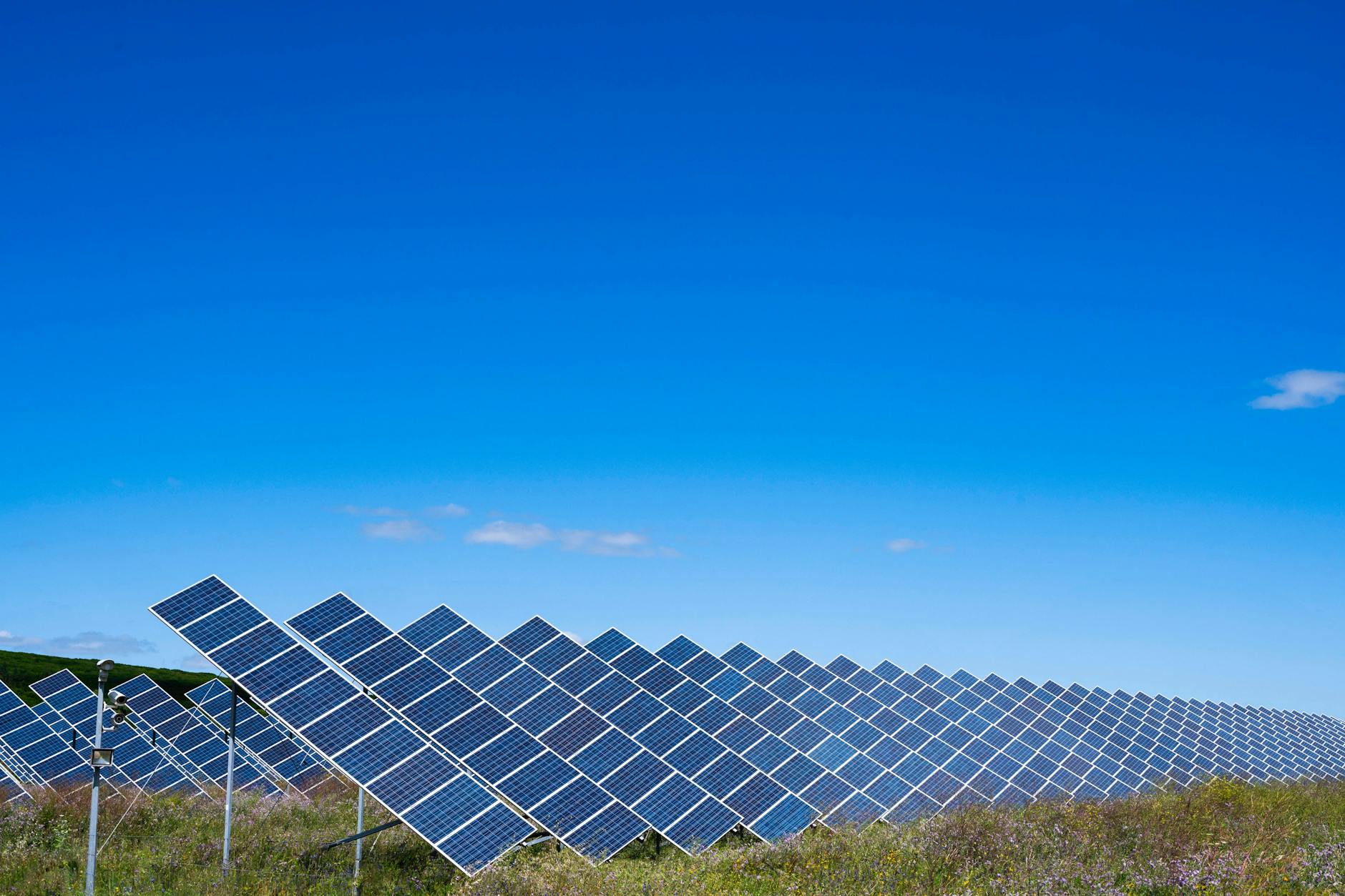 Solaranlagen auf Ackerflächen? Das sorgt in vielen Gegenden für Diskussionen.