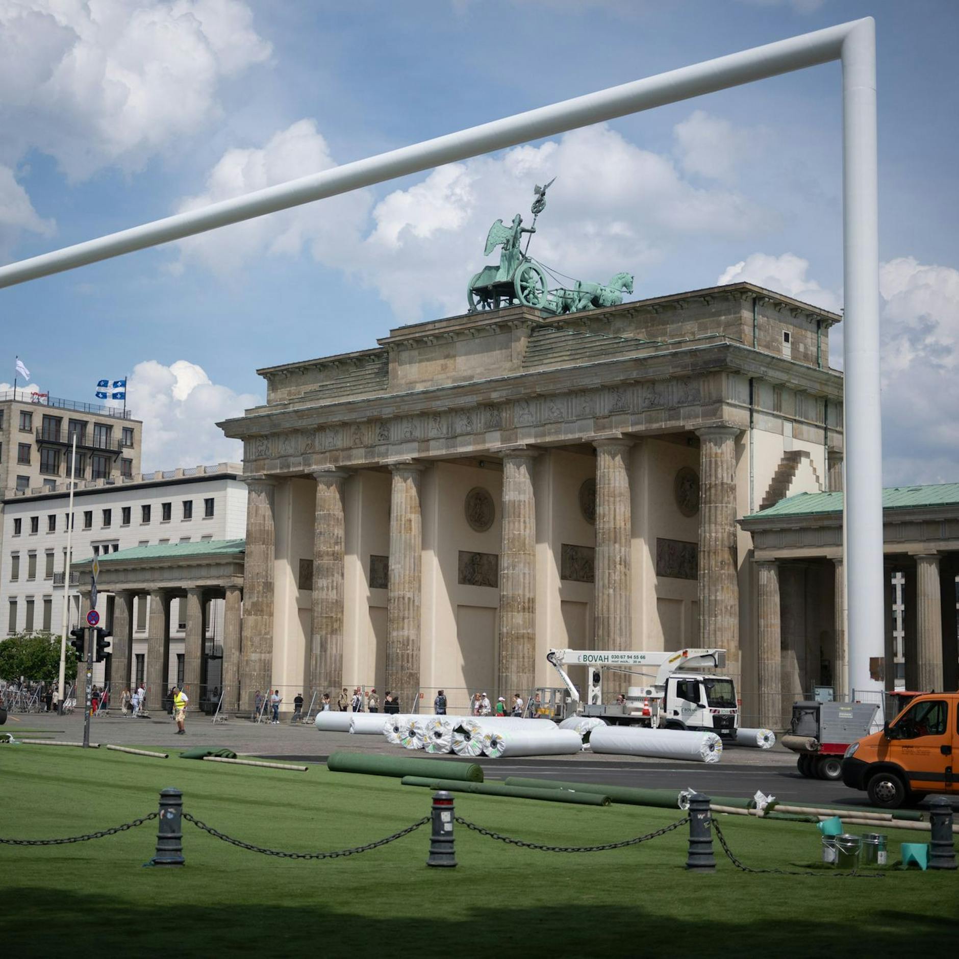 Image - Millionär gesucht: Fußballtor vom Brandenburger Tor wird zum Kauf angeboten
