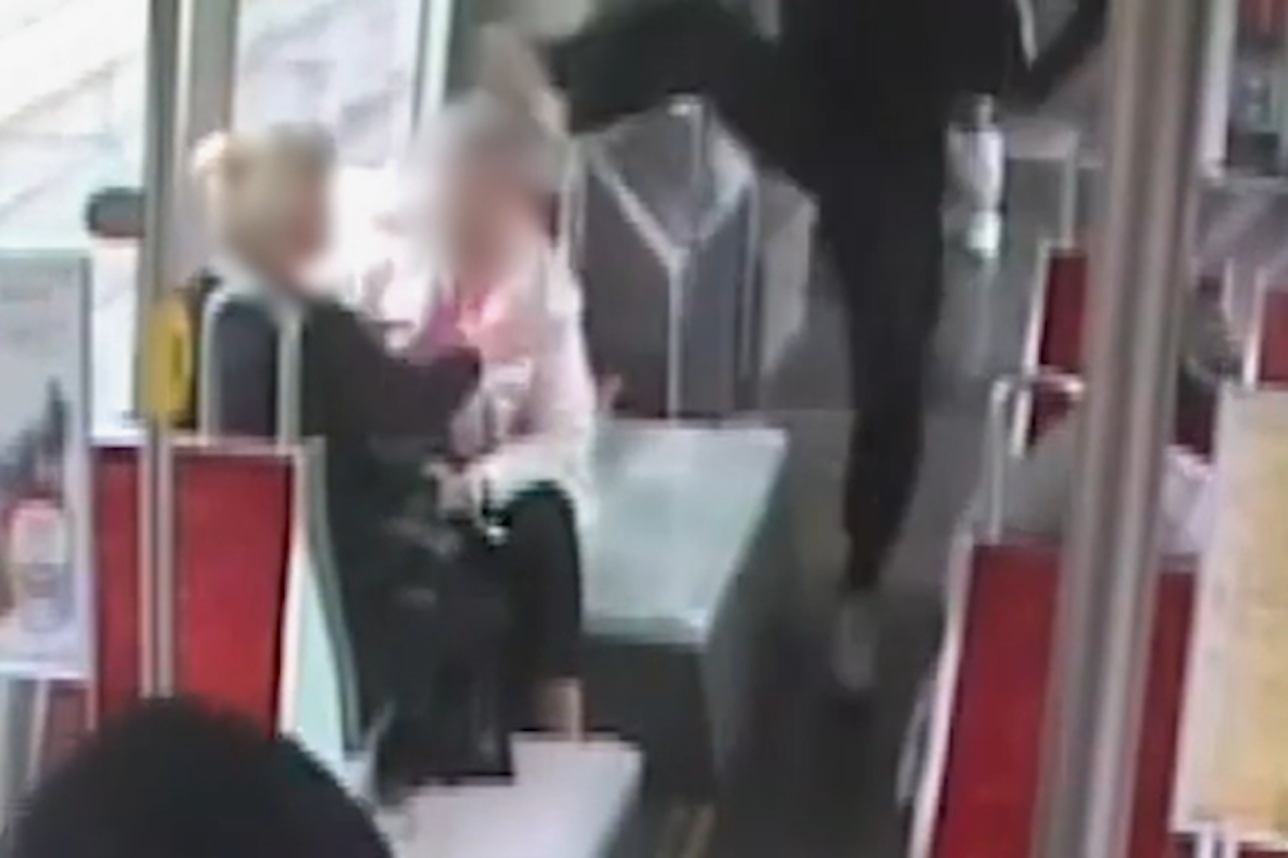 In Halle (Saale) hat ein 36-Jähriger einer Rentnerin in der Straßenbahn gegen den Kopf getreten.