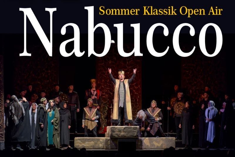 Erleben Sie die Oper „Nabucco“ von Giuseppe Verdi, die mit mitreißender Musik, dramatischen Höhepunkten und dem berühmten Gefangenenchor „Va, pensiero“ begeistert und tauchen Sie ein in eine packende Geschichte von Liebe, Macht und Verrat, die Sie in ihren Bann ziehen wird.