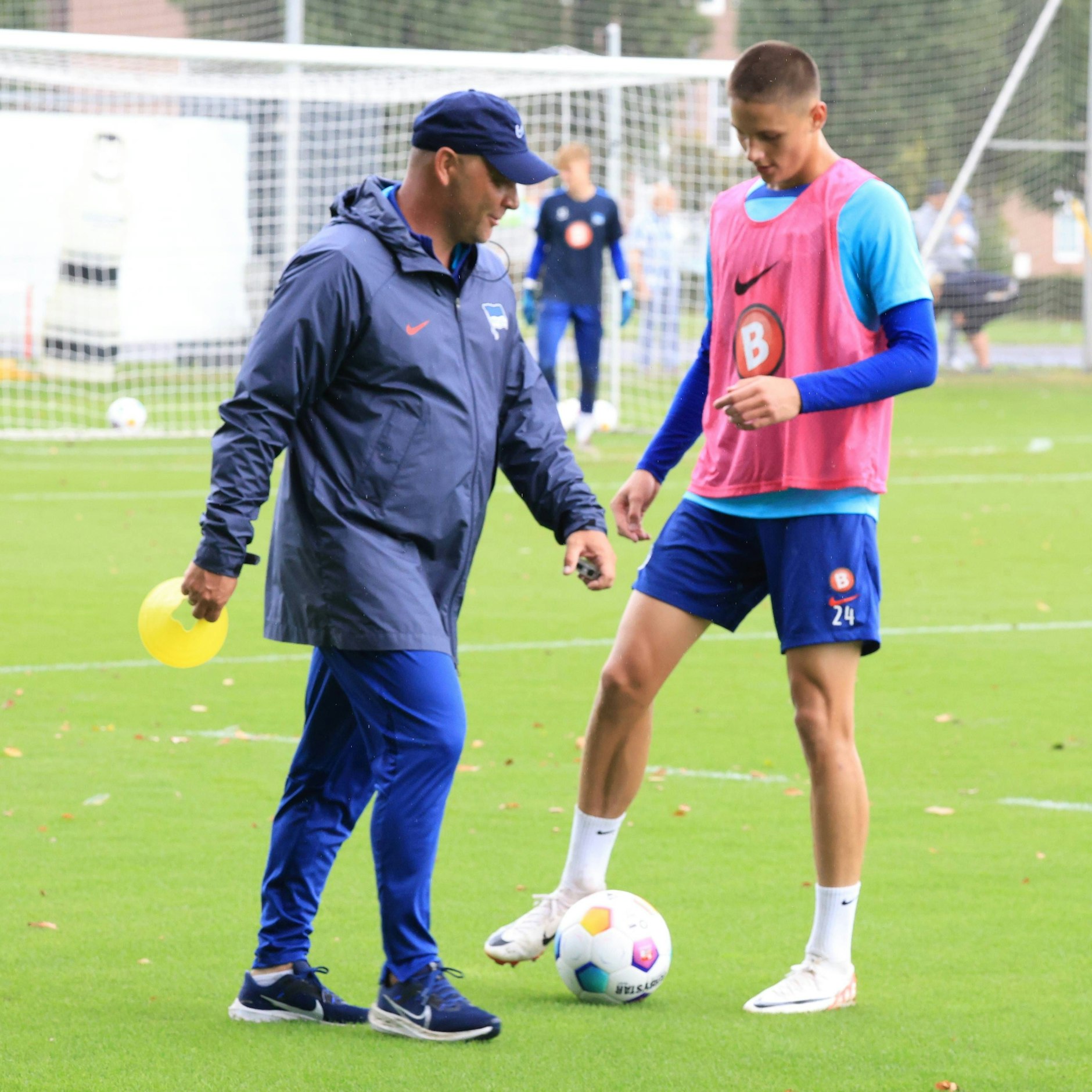 Da war die Hertha-Welt noch in Ordnung. Herthas Ex-Trainer Pal Dardai und Bence Dardai gemeinsam auf dem Schenckendorffplatz.