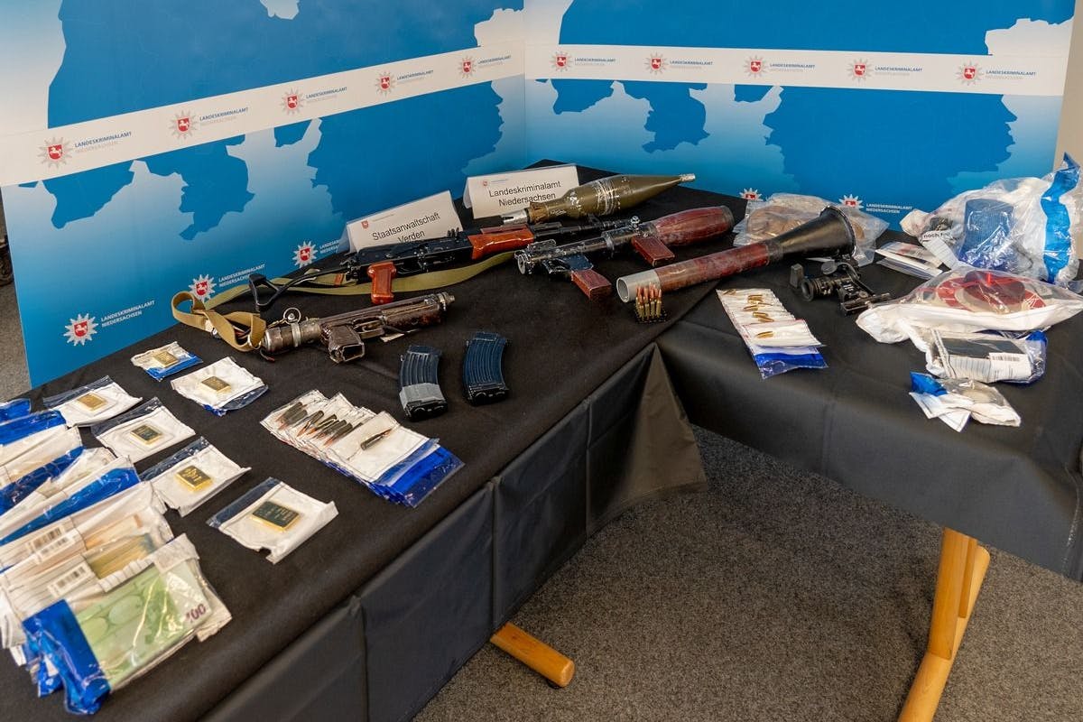 Die Ermittlungsbehörden veröffentlichten Fotos von Asservaten.