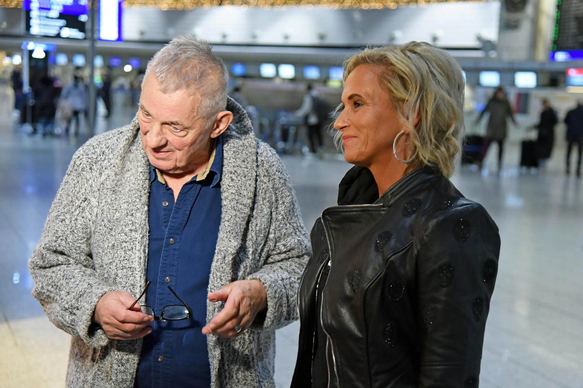 Heinz Hoenigs Ehefrau dementiert die Gerüchte um seinen angeblichen Tod.
