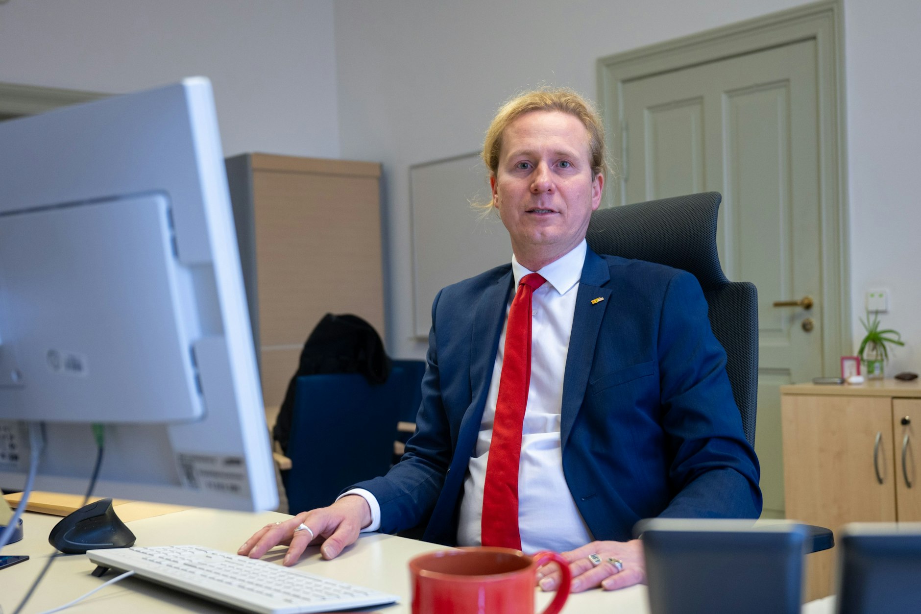 Abgewählt: Bezirksstadtrat Kevin Hönicke (SPD) in seinem Büro im Rathaus Lichtenberg.