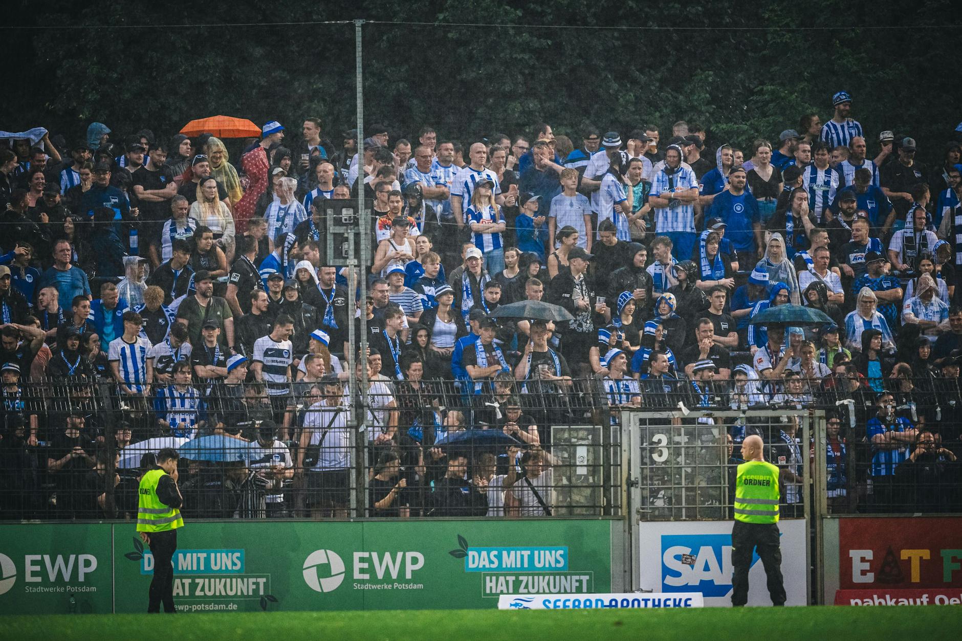 Herthas Fans feierten bei strömenden Regen ihr Team beim 1:0-Test in Babelsberg. Dabei wurden sie von der Polizei 90 Minuten lang gefilmt.