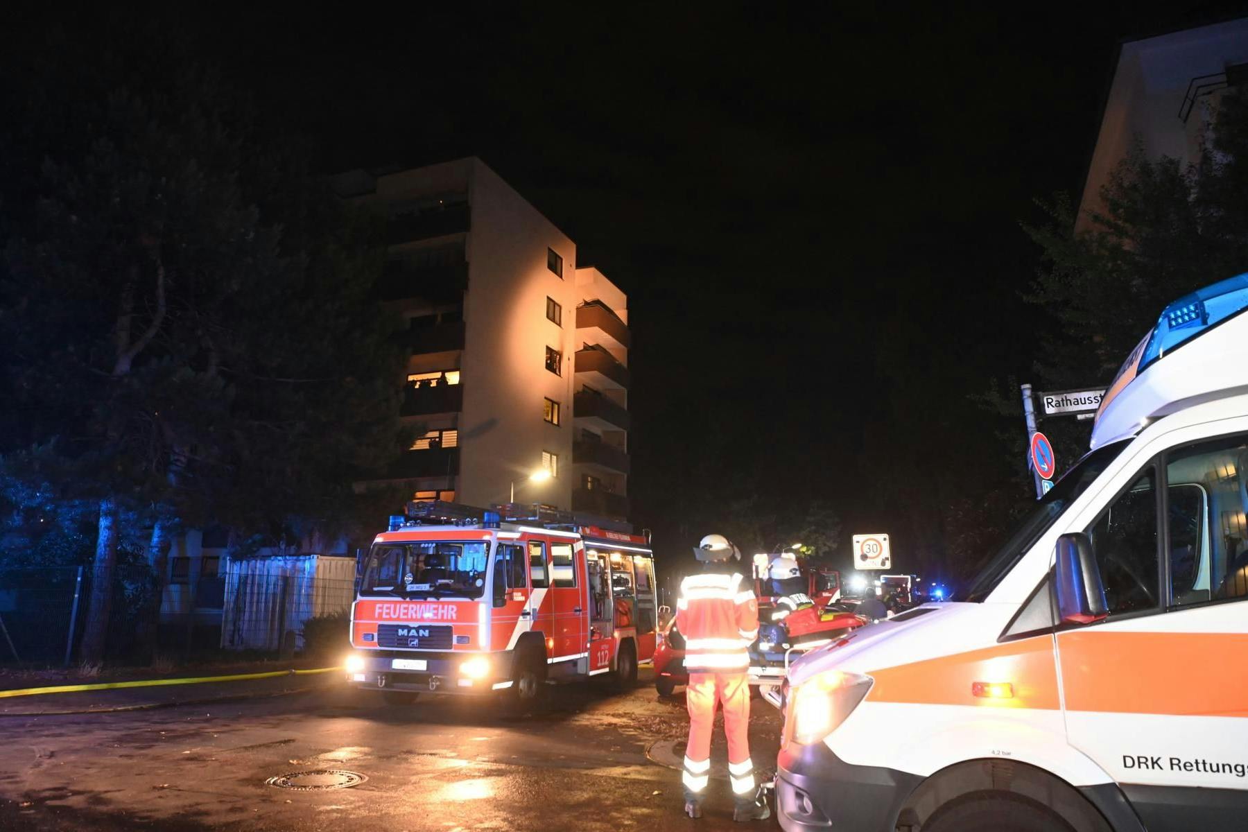 Die Feuerwehr in der Markgrafenstraße in Berlin-Mariendorf im Einsatz.