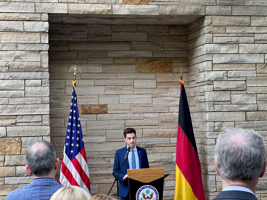 Berlin'e veda: ABD Büyükelçiliği'nin “iyi ruhu” Zach Leighton
