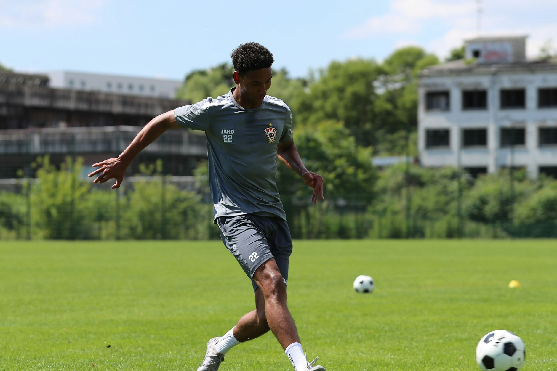 BFC-Stürmer Bennedikt Wüstenhagen (18) beim Training im Sportforum. Dynamo hofft, dass die Sanierung der Sportstätte nun endlich beginnt.