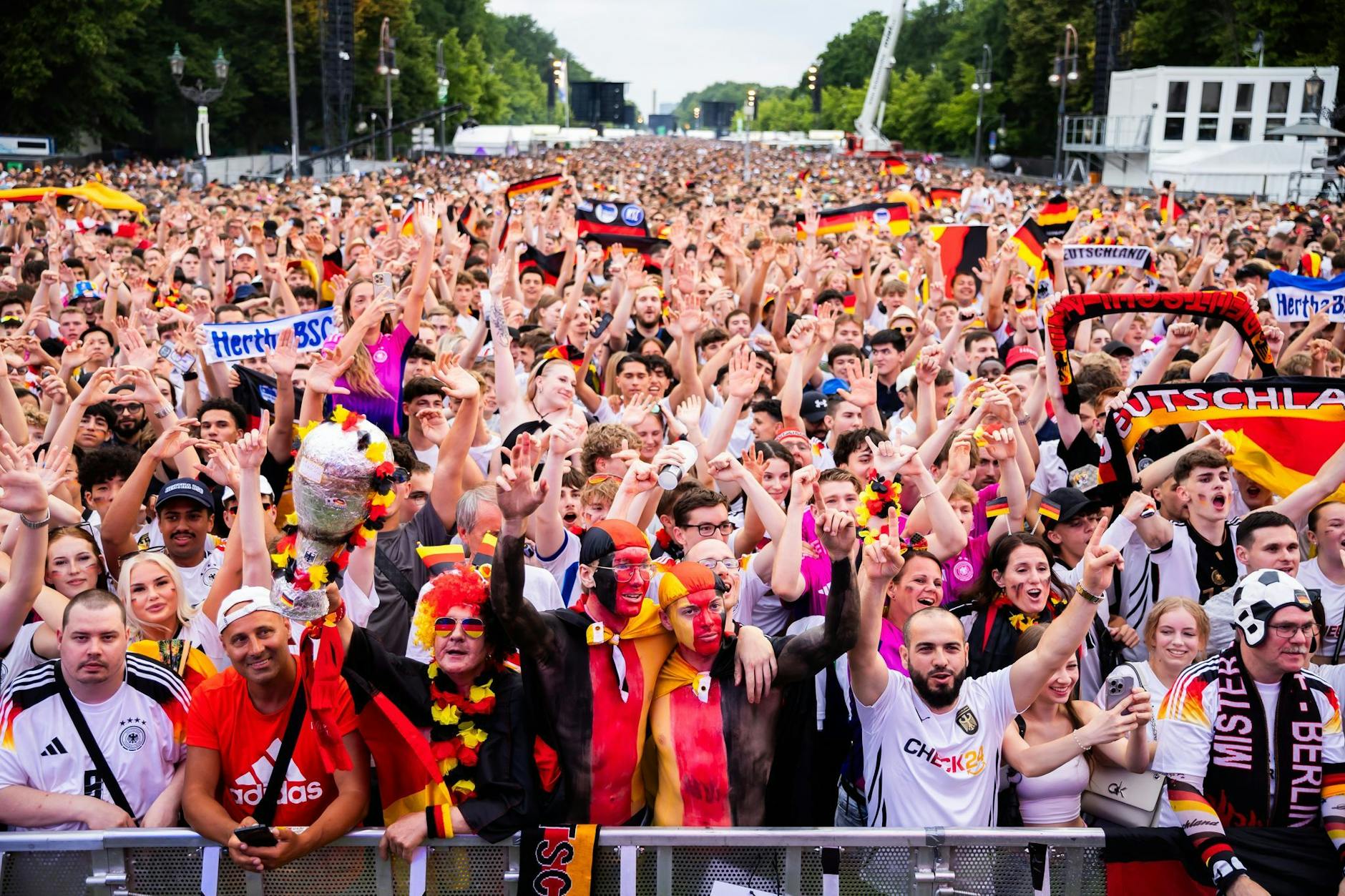 Fußballfans verfolgen vor dem Brandenburger Tor ein EM-Spiel der deutschen Mannschaft.