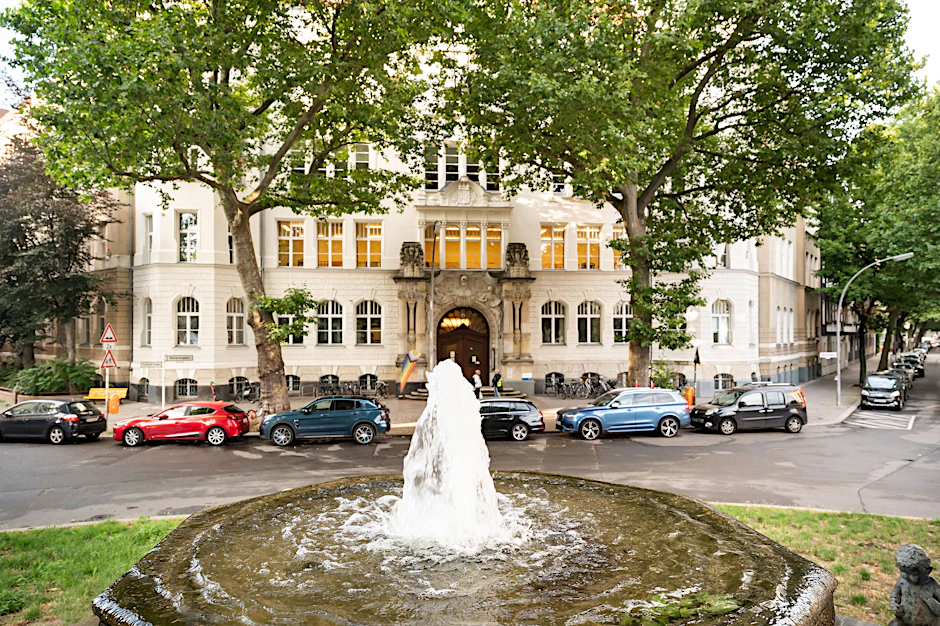 1903 benannte ihn die damals noch selbstständige Stadt Schöneberg nach dem Stauferkaiser Friedrich I., genannt Rotbart: der Barbarossaplatz mit dem Kinderbrunnen.