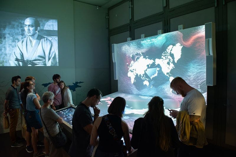 Interaktive Installationen, Touchscreens, Gigapixelaufnahmen, CT-Scans und drehende Vitrinen, bieten einzigartige Einblicke in die unterschiedlichen Themen der Ausstellung.