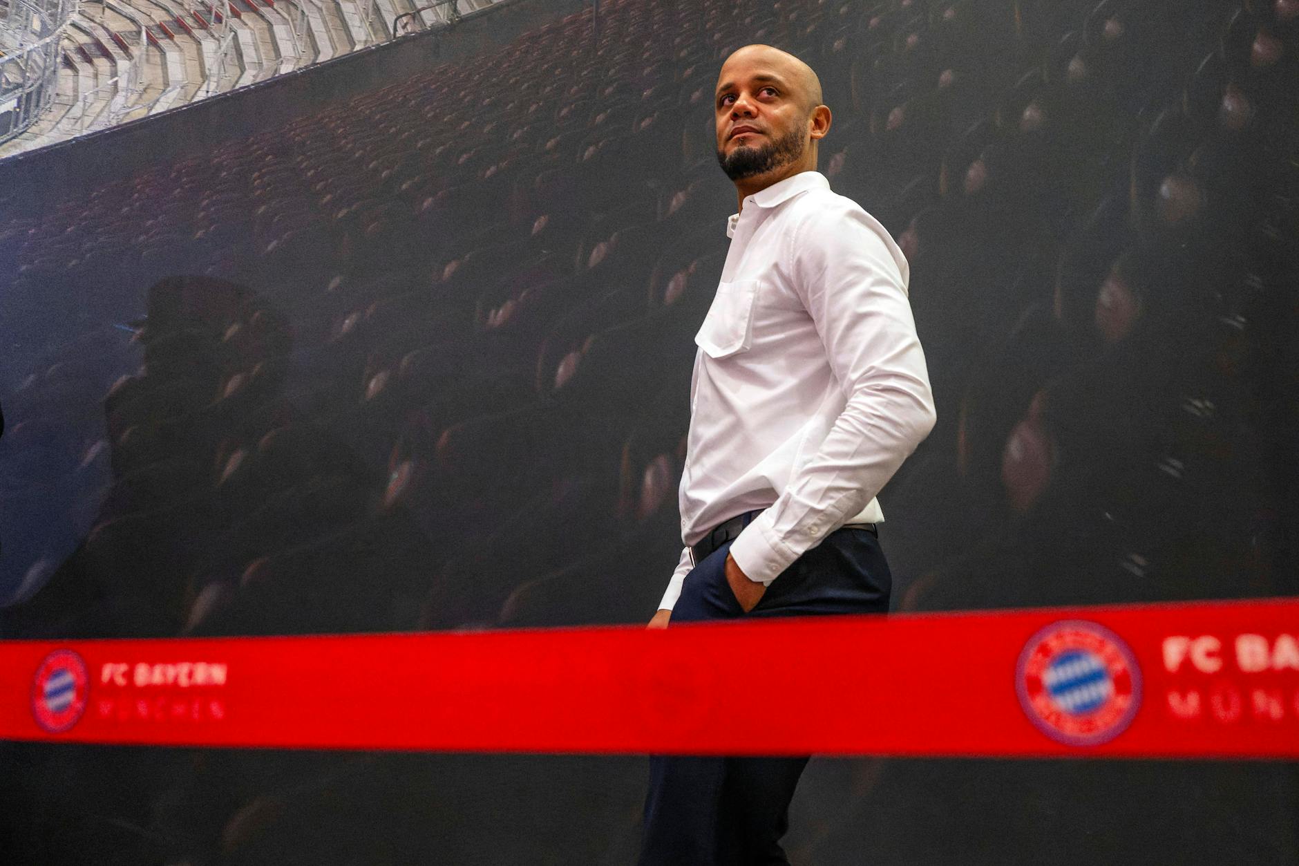 Am 30. Mai stellte sich Vincent Kompany als neuer Trainer beim FC Bayern vor. 43 Tage später hat er es eilig, auf den Trainingsplatz zu kommen.