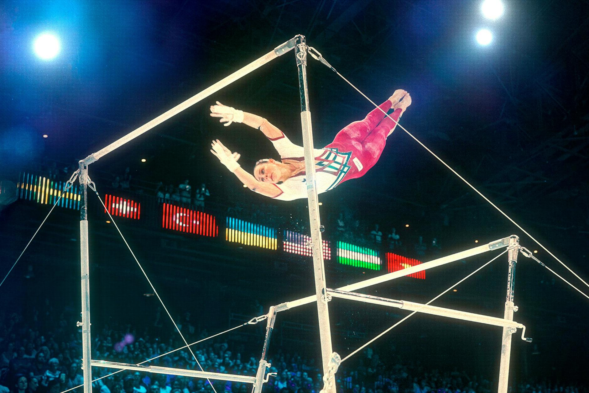 Sarah Voss turnt für Deutschland bei der WM 2023 am Stufenbarren. Ein Bild aus der Doku-Serie: „<strong>60 Sekunden Perfektion</strong>“
