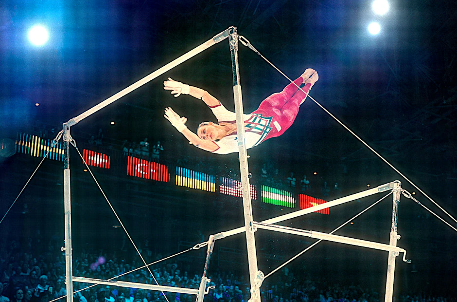 Sarah Voss turnt für Deutschland bei der WM 2023 am Stufenbarren. Ein Bild aus der Doku-Serie: „<strong>60 Sekunden Perfektion</strong>“