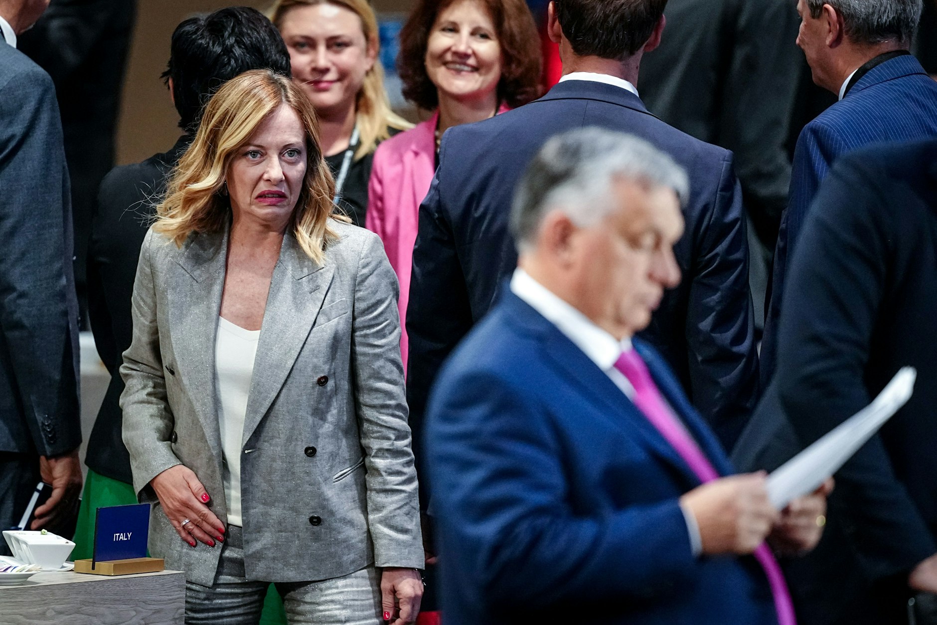 Begeisterung sieht anders aus: Giorgia Meloni, Ministerpräsidentin von Italien, und Viktor Orban, Ministerpräsident von Ungarn, treffen beim Nato-Gipfel aufeinander.