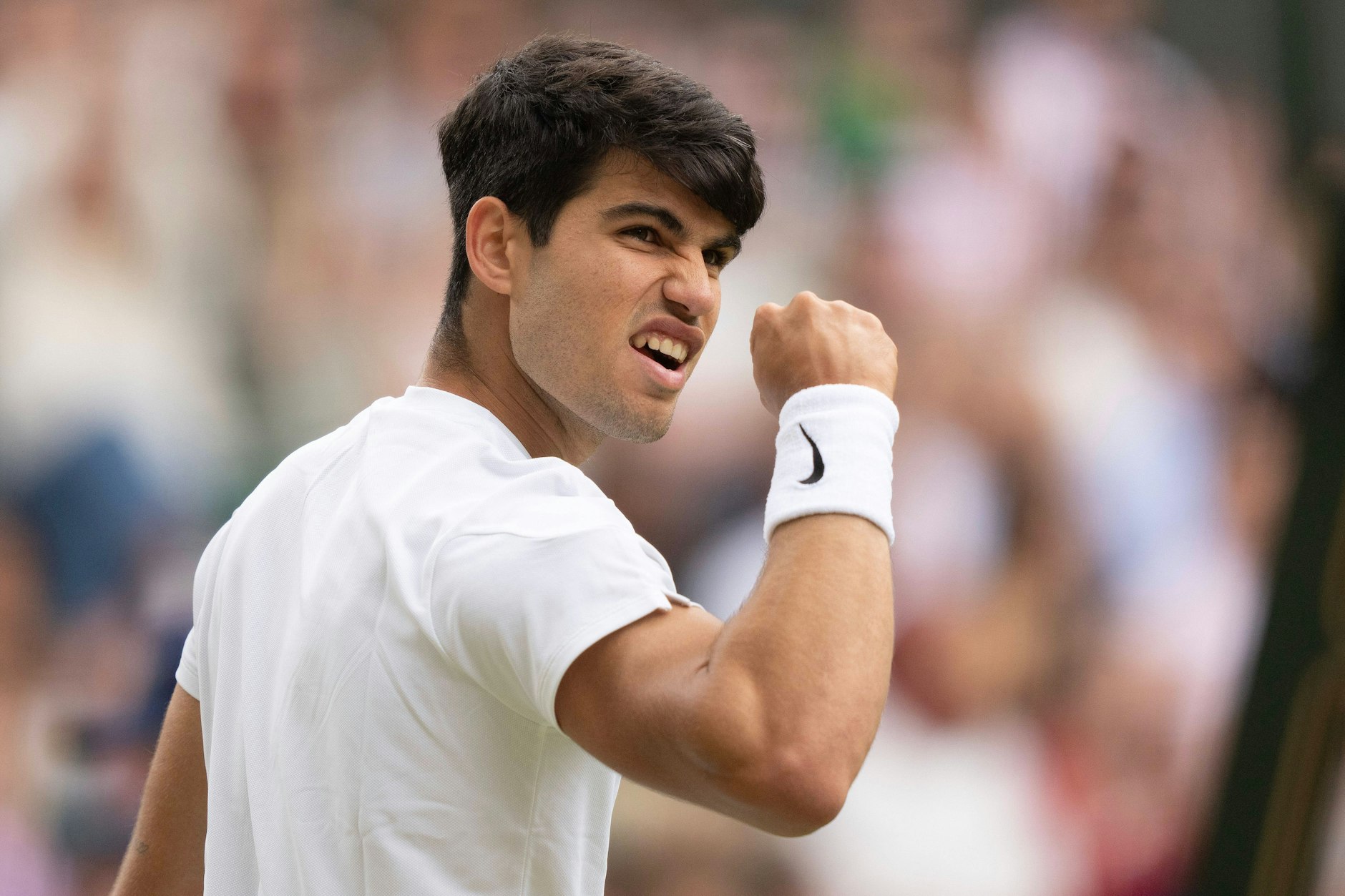 Carlos Alcaraz spielt im Halbfinale nicht sein bestes Tennis, gewinnt aber trotzdem.
