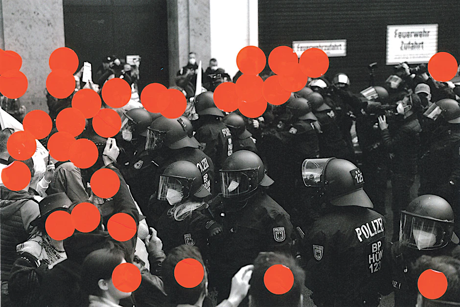 Im Mai 2021 demonstrierten in Berlin hunderte Menschen gegen die Corona-Politik. Auch in den USA hat die Pandemie die Perspektive auf den Inlandsgeheimdienst verändert.