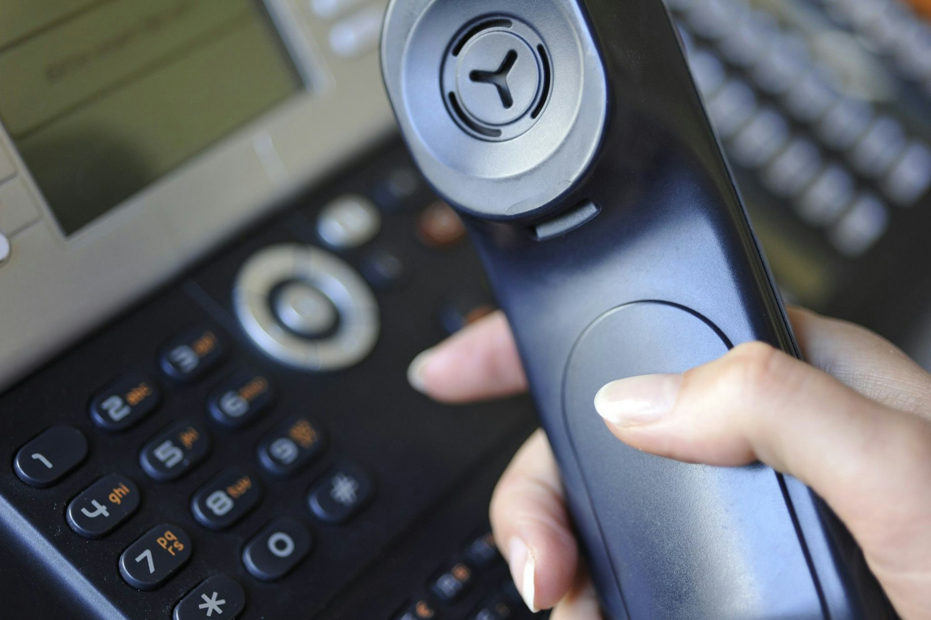 Pünktlich zur Zeugnisvergabe wurden die Berliner Sorgentelefone wieder eingerichtet.