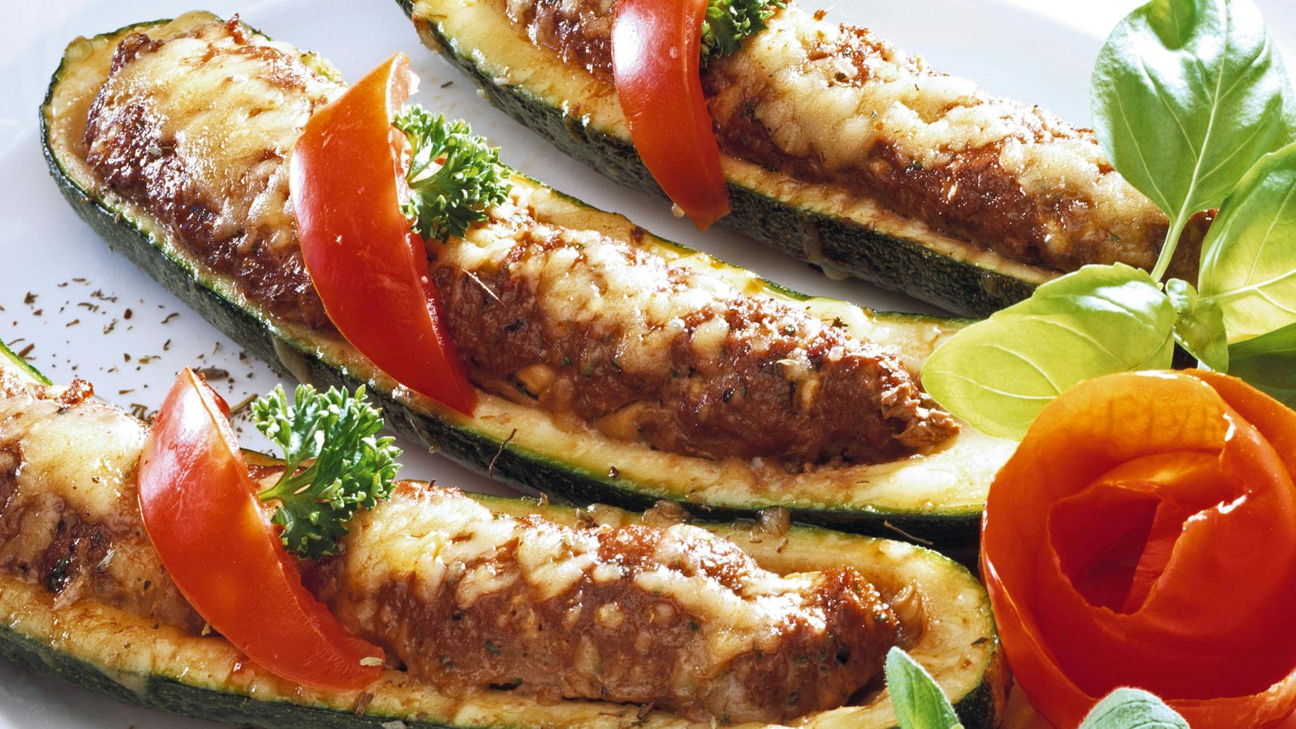 Probieren Sie das Rezept für gefüllte Zucchini gleich mal aus.