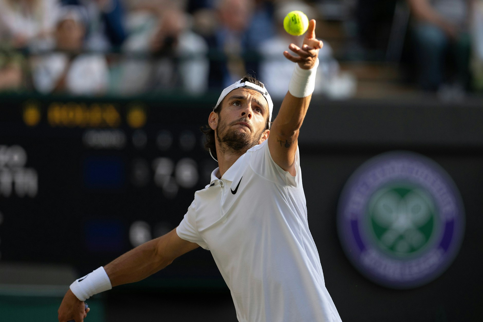 Italiens Lorenzo Musetti beim Aufschlag