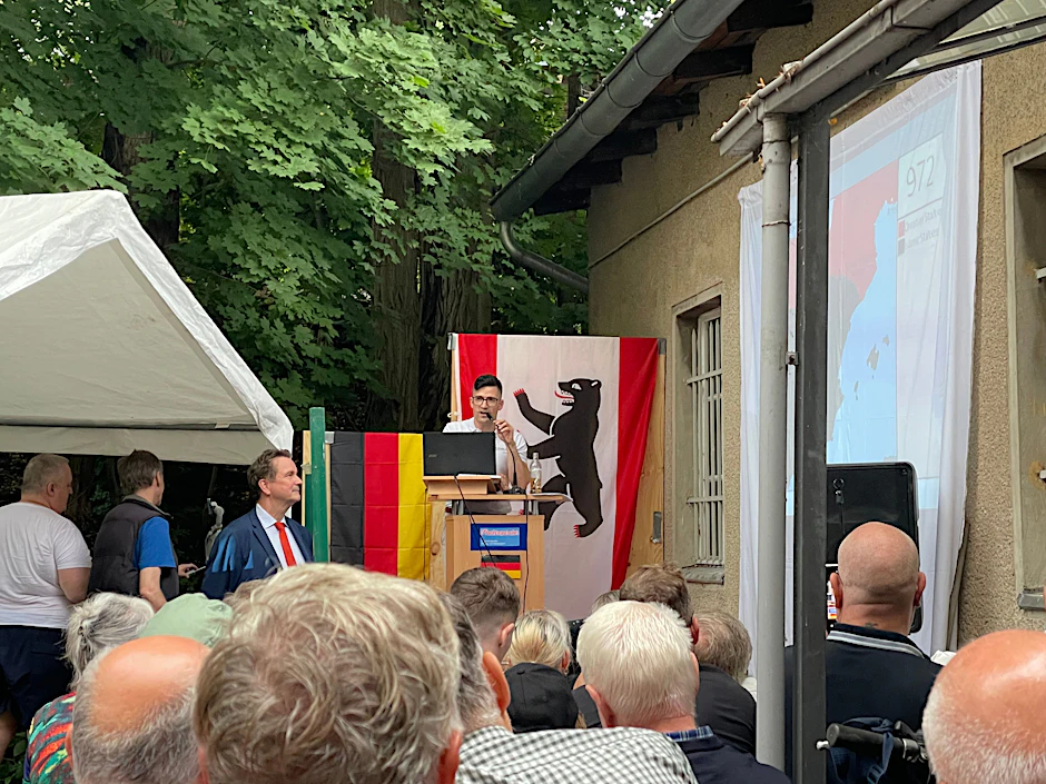 Martin Sellner während seines Vortrags beim Verein „Staatsreparatur“ in Lichterfelde-Ost.