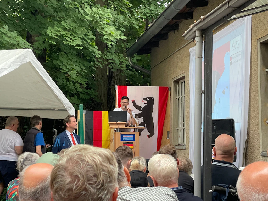 Martin Sellner in Berlin: Er spricht über „Remigration“, während es nach Bockwurst riecht