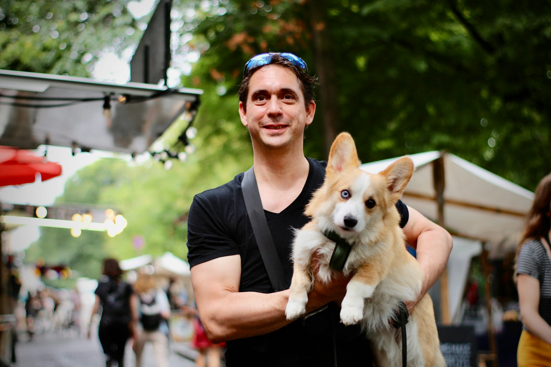 Geschäftsführer Andy (46) und sein Corgi-Hündchen Pickle (2) mögen Spaziergänge im Regen. Der Hund hat auch eine Regenjacke an, Andy aber nicht.