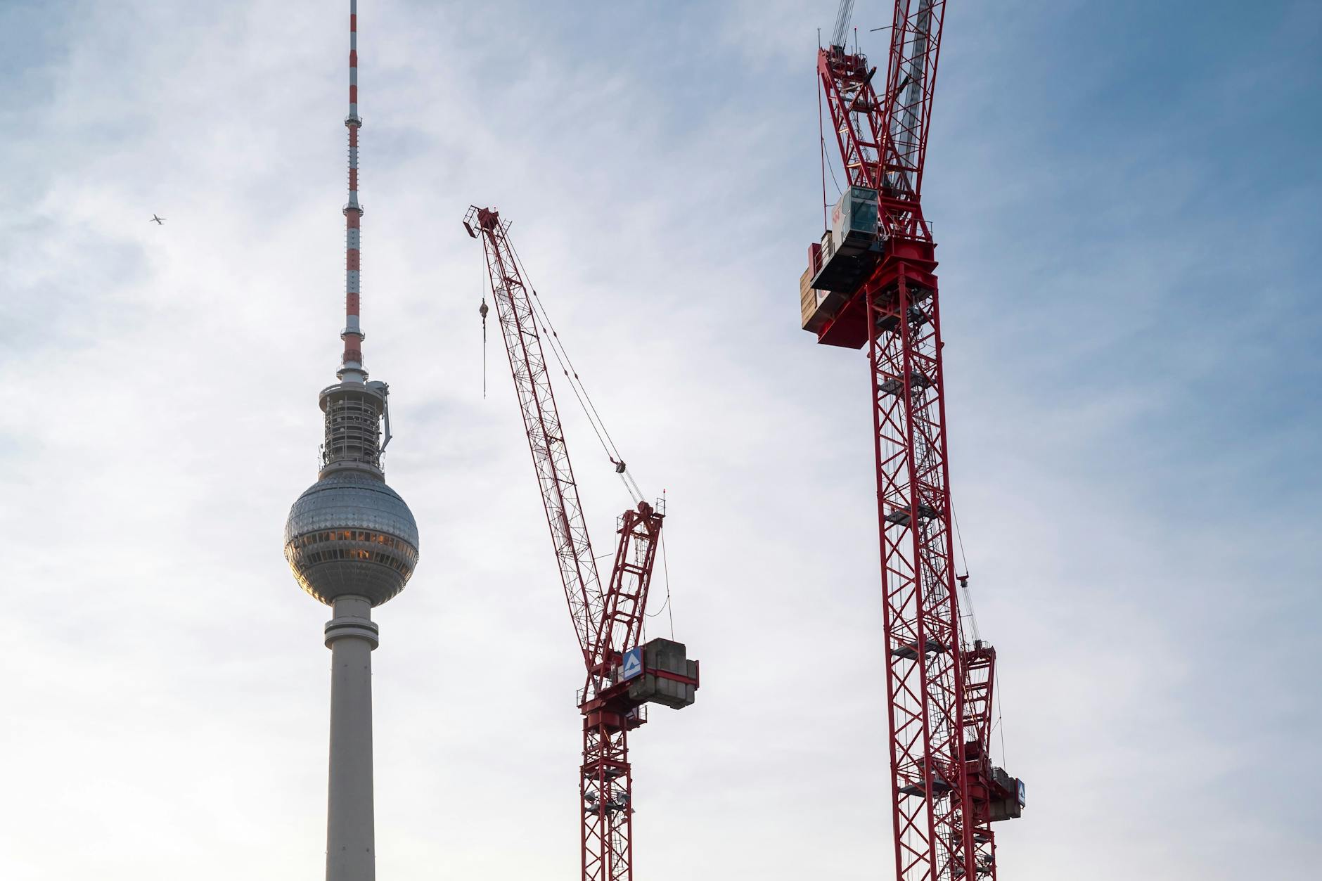 Kräne am Alexanderplatz. Am Freitag haben Anwohner an der Fischerinsel diskutiert, wie das Leben in ihrem Kiez besser gestaltet werden könnte.