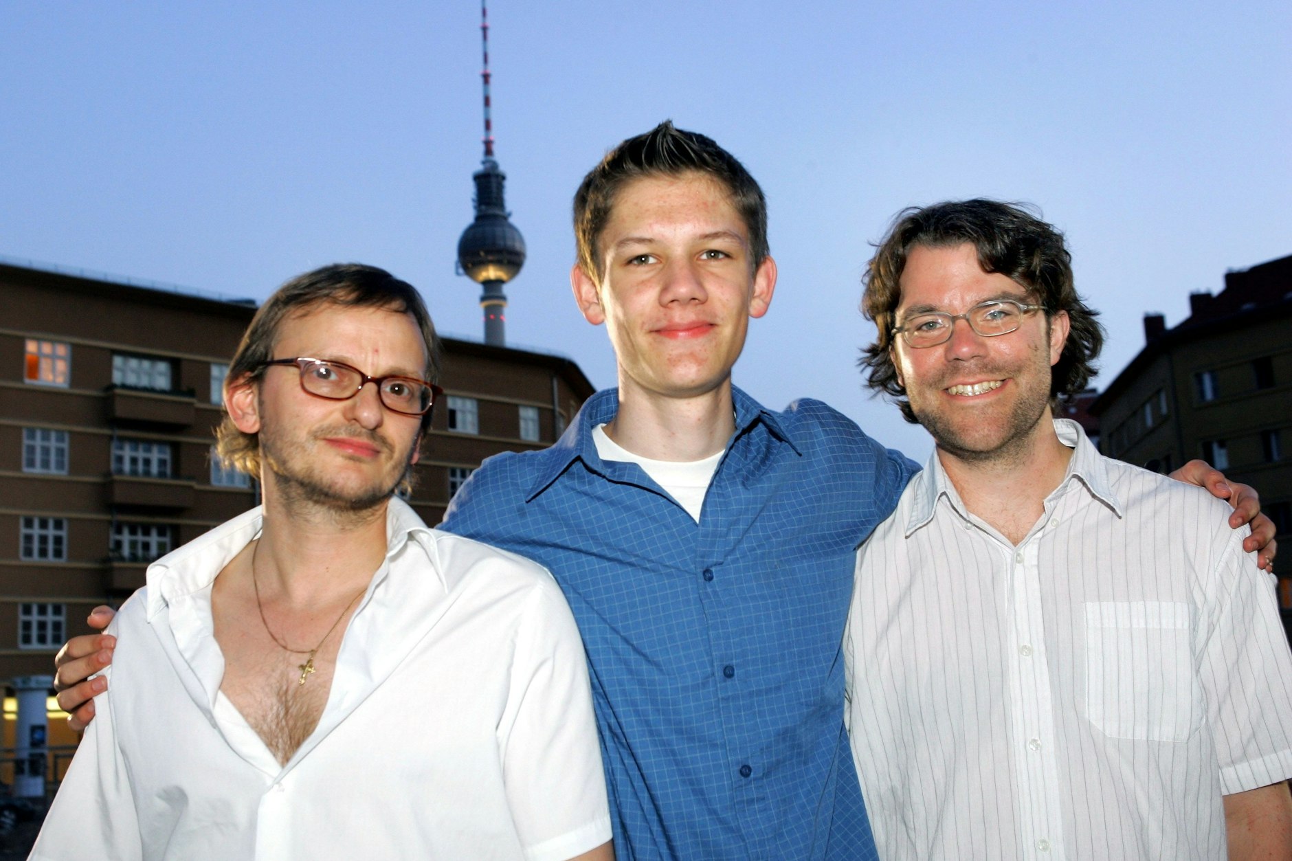 ARCHIV: Milan Peschel, Sebastian Butz und Regisseur Robert Thalheim (l-r) vor der Premiere ihres Films „Netto“ in Berlin.