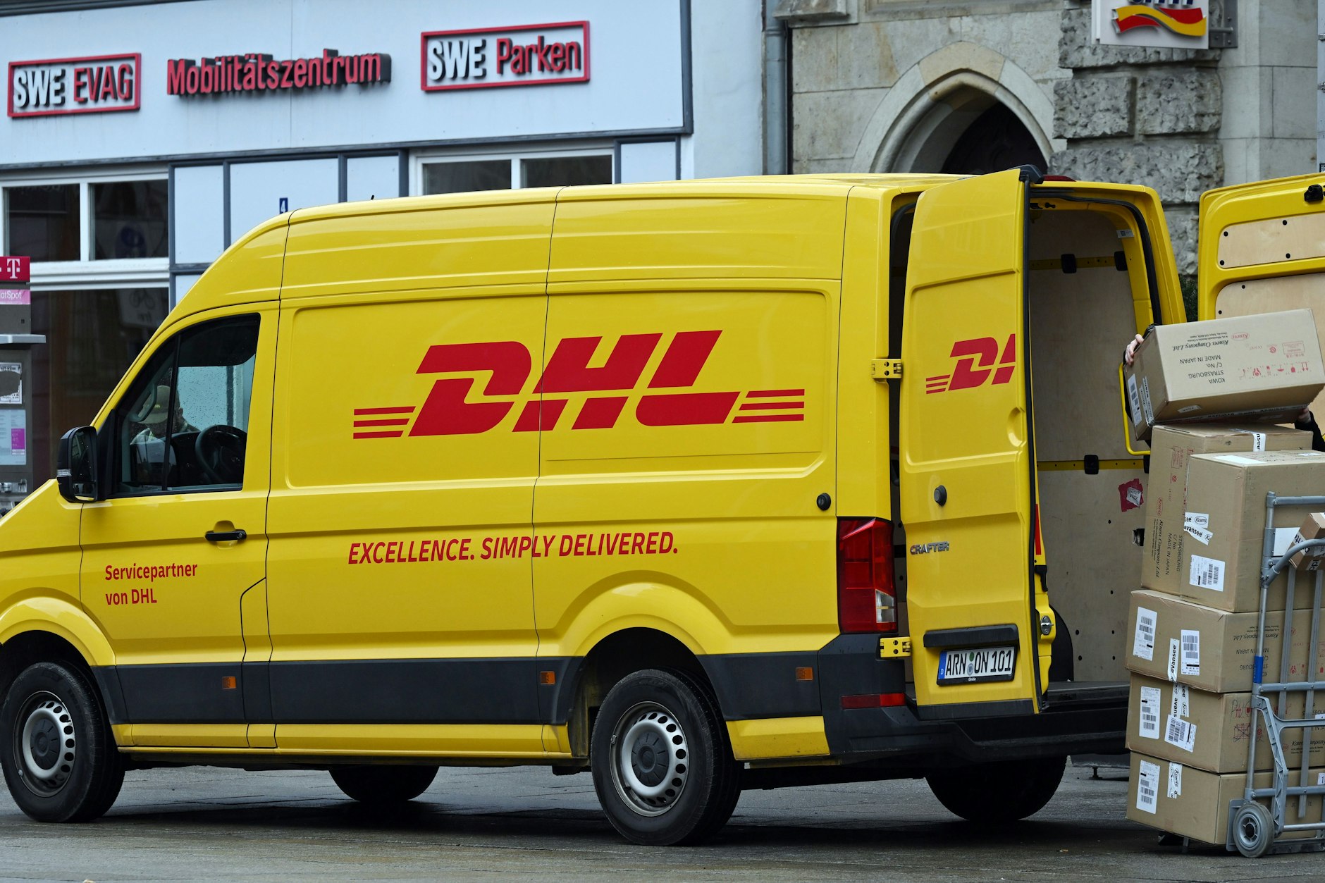Schwere Pakete werden teurer: ein Zustellfahrzeug von DHL in Thüringen.