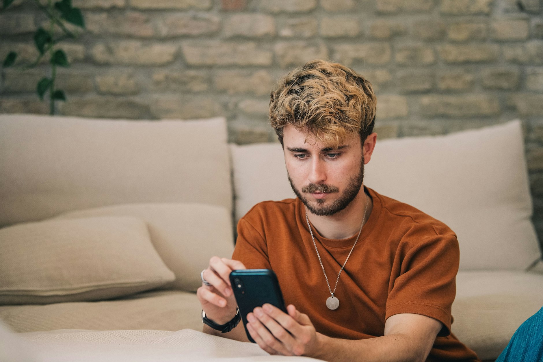 Digital News Report 2024: In Deutschland fühlen sich 41 % der Befragten von der Nachrichtenmenge erschöpft.