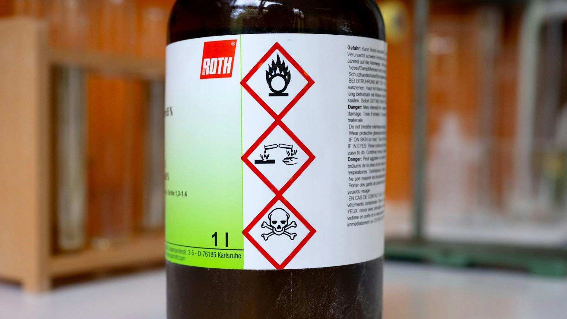 Eine Flasche mit Salpetersäure: Mit der gefährlichen Flüssigkeit zerstören Einbrecher Schlösser von Wohnungstüren, die sie dann fast lautlos öffnen können.