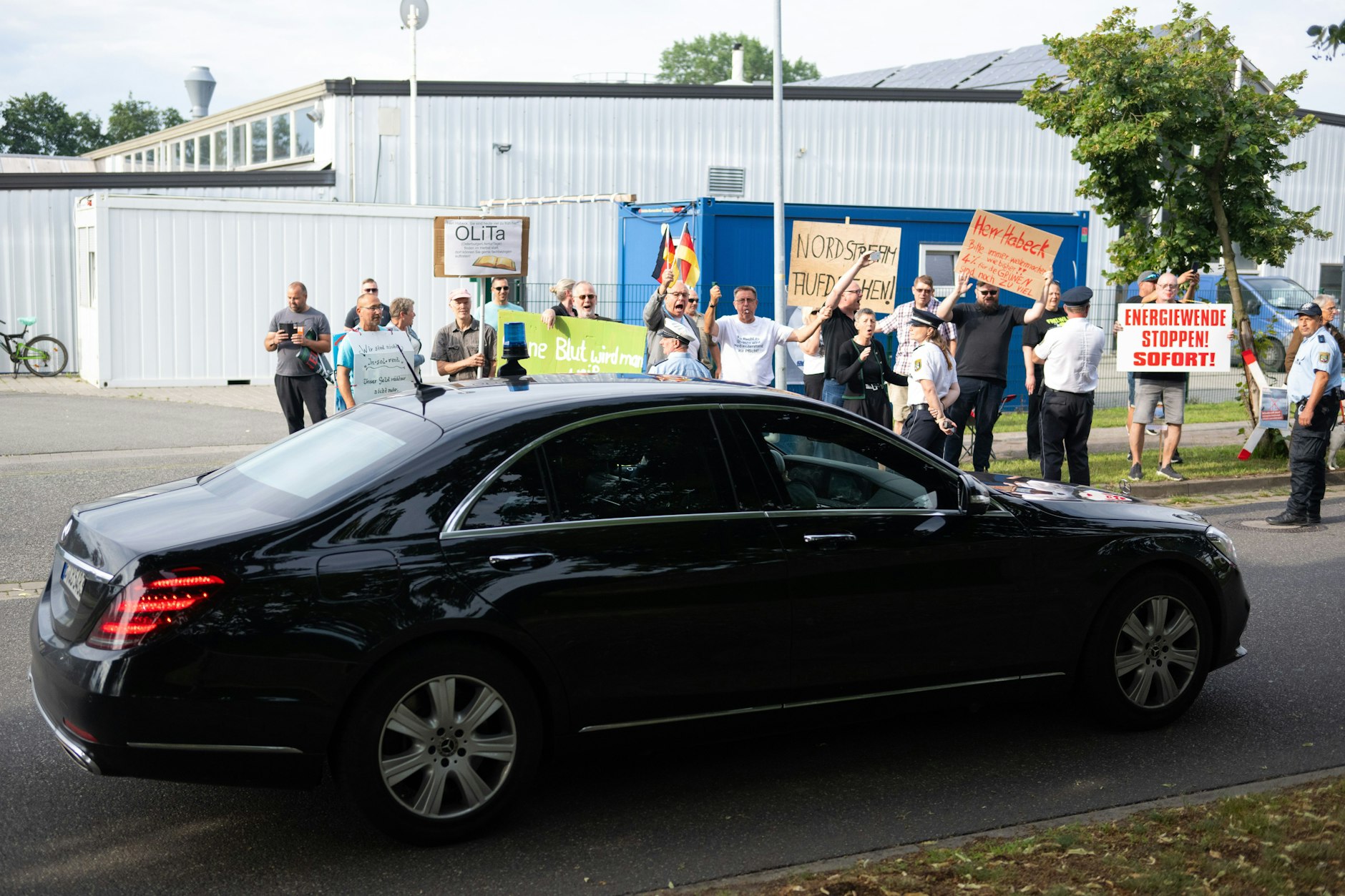 Wirtschaftsminister Robert Habeck (Grüne) fährt am 12. Juli vor dem Besuch bei einem ostdeutschen Unternehmen in Osterburg, Sachsen-Anhalt, an Demonstranten vorbei. (Symbolbild)&nbsp;
