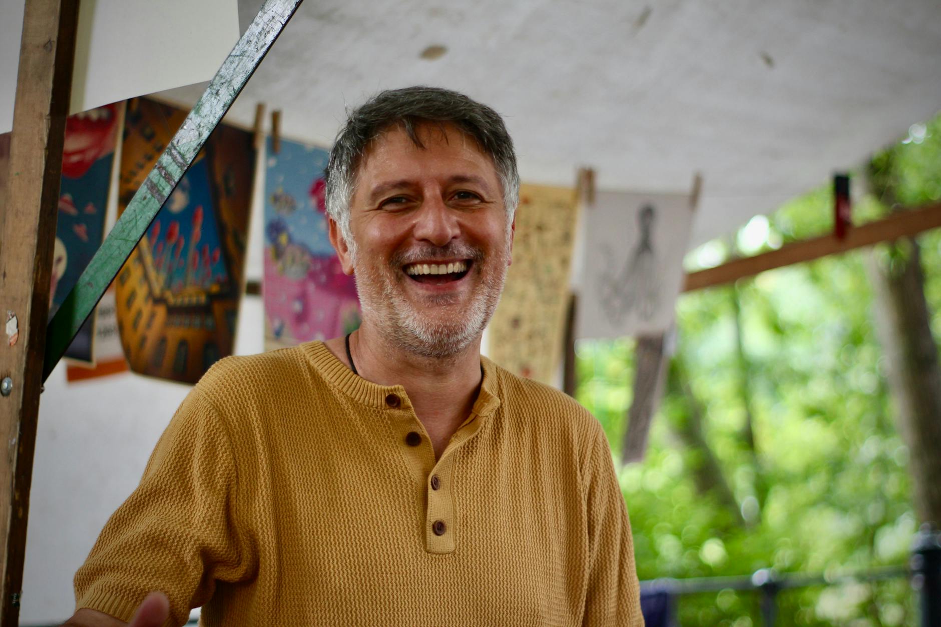 Künstler Filippo (46) vergleicht den Berliner Sommer mit dem Italien-Sommer: Er freut sich über den Regen.