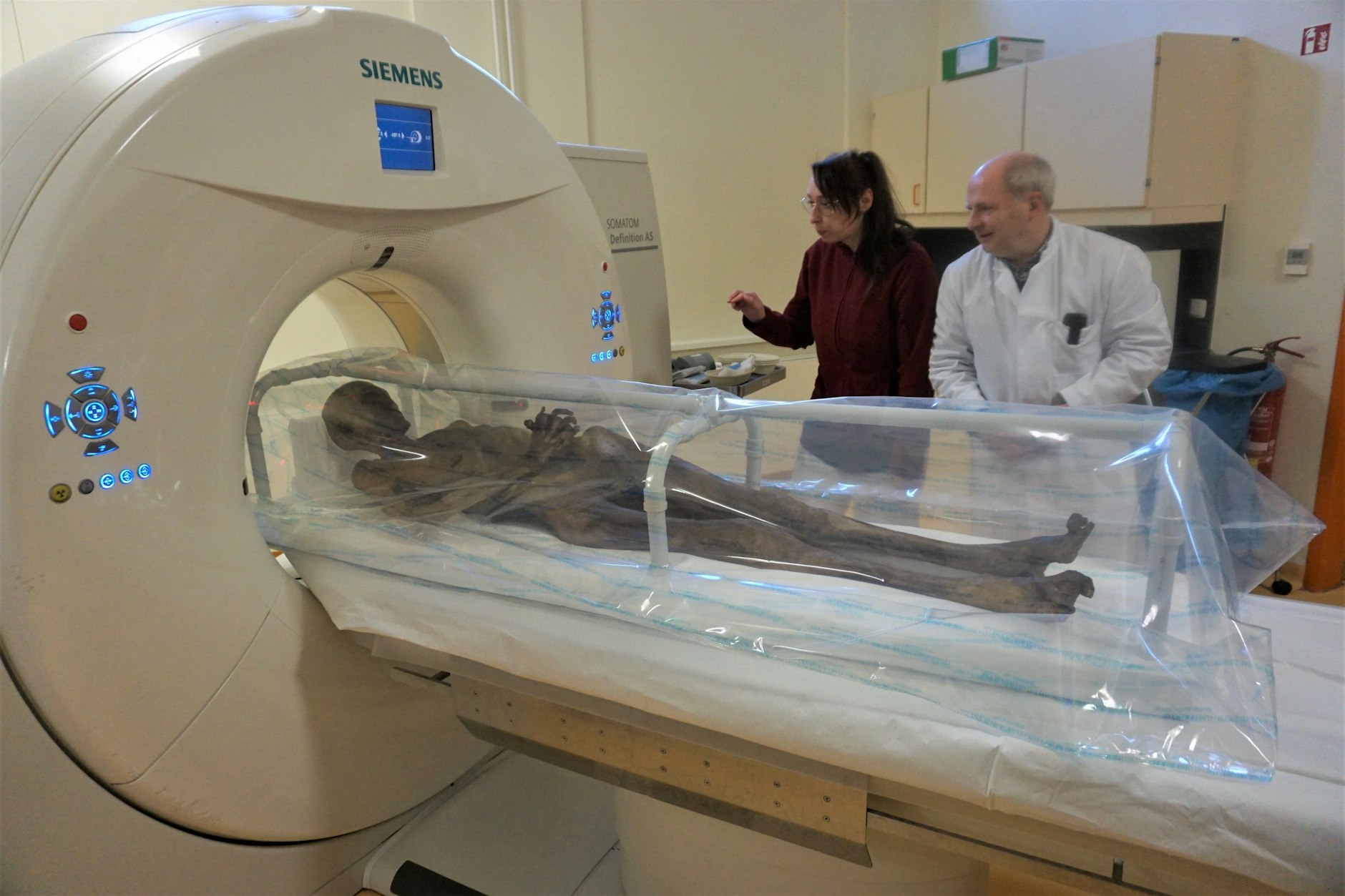 Der Radiologe Dr. Reimund Parsche (r) hat die Mumie des Ritters Kalebuz per Computertomographie untersucht.