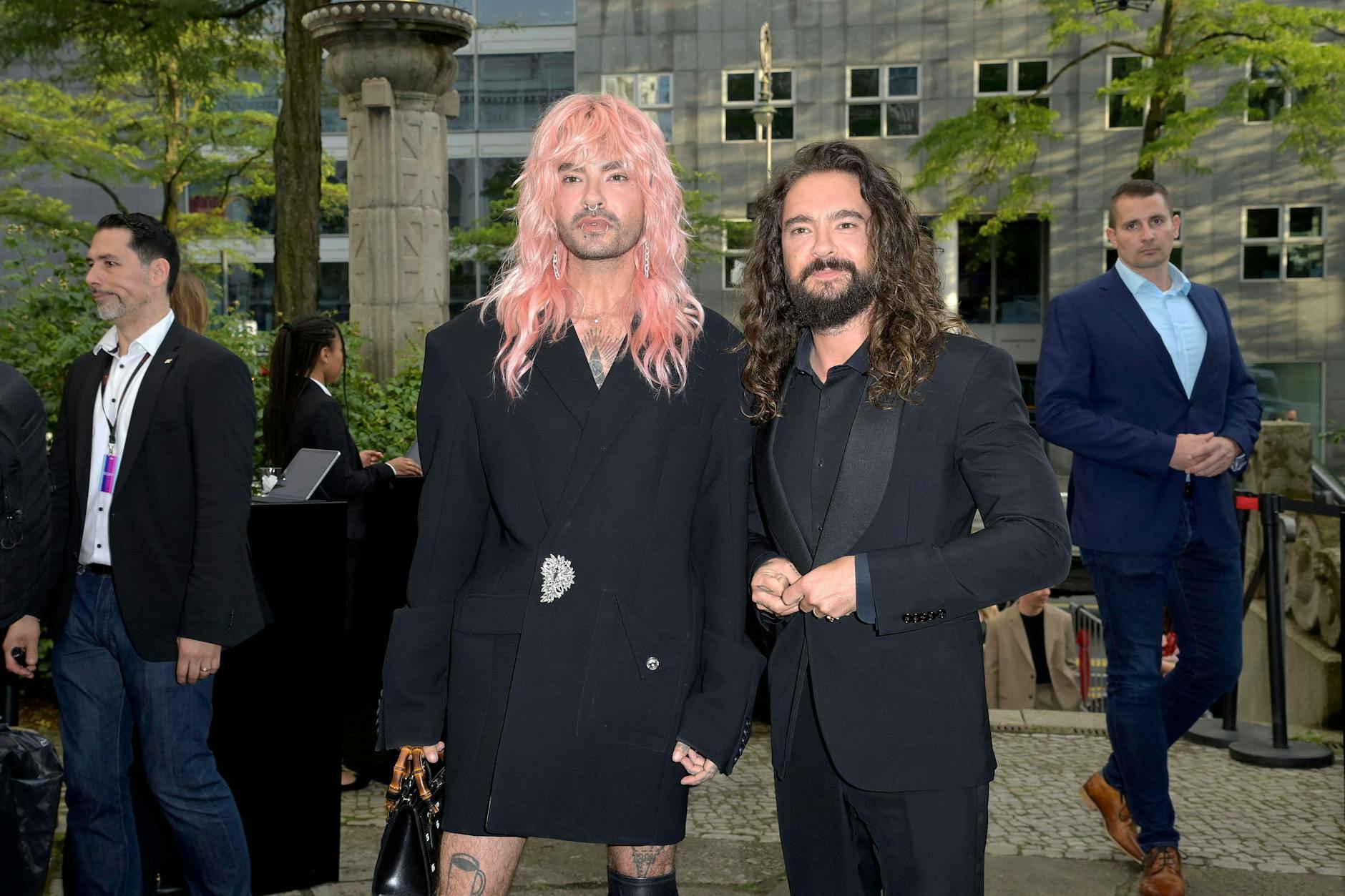 Bill Kaulitz kann monatelang nicht zurück in seine Villa in L.A. Sein Bruder Tom hilft ihm, wo er kann.