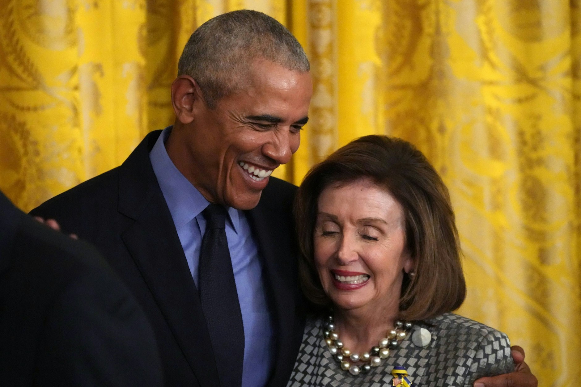 Der ehemalige Präsident der USA, Barack Obama, und die Ex-Sprecherin des Repräsentantenhauses, Nancy Pelosi, bei einer Gala im Weißen Haus im April 2022&nbsp;