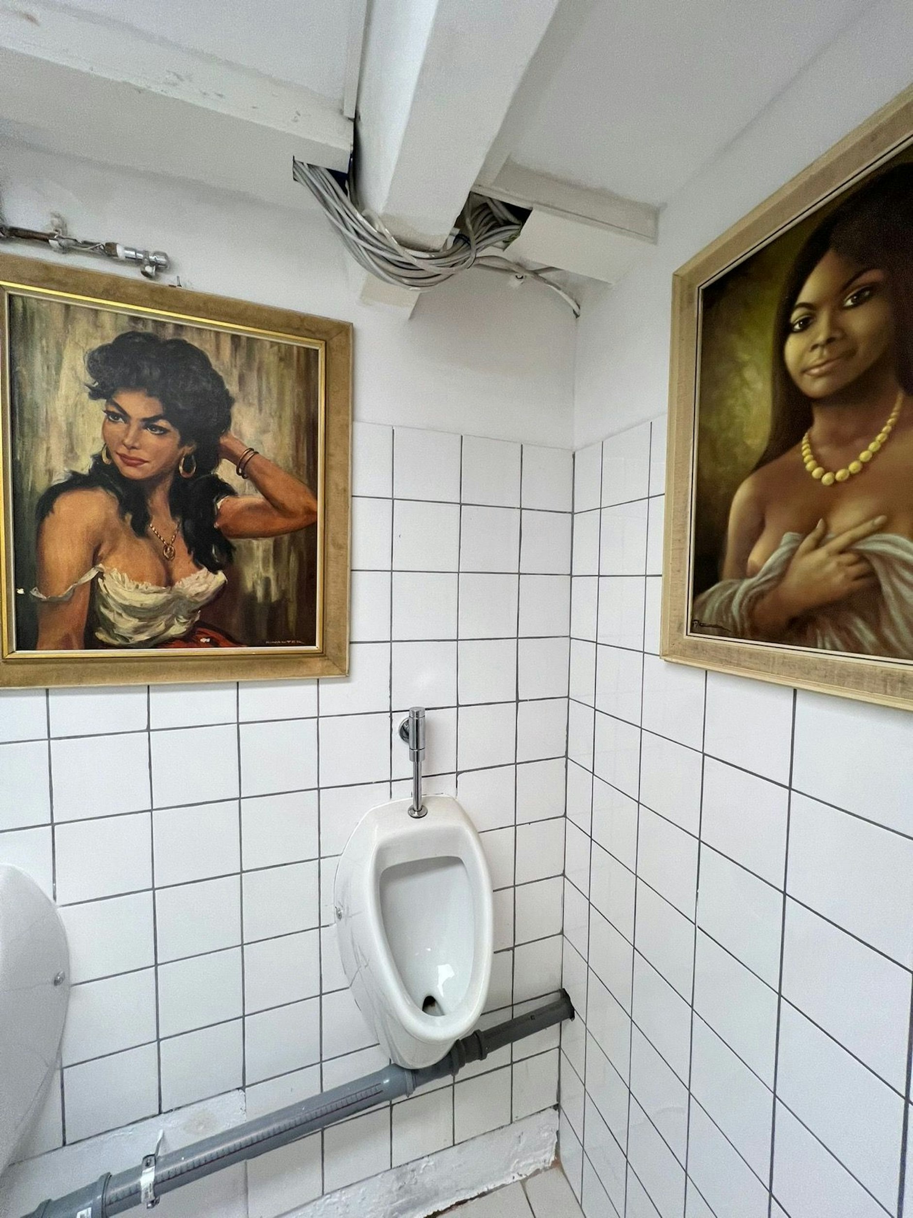 In der Herrentoilette der Staatsreparatur