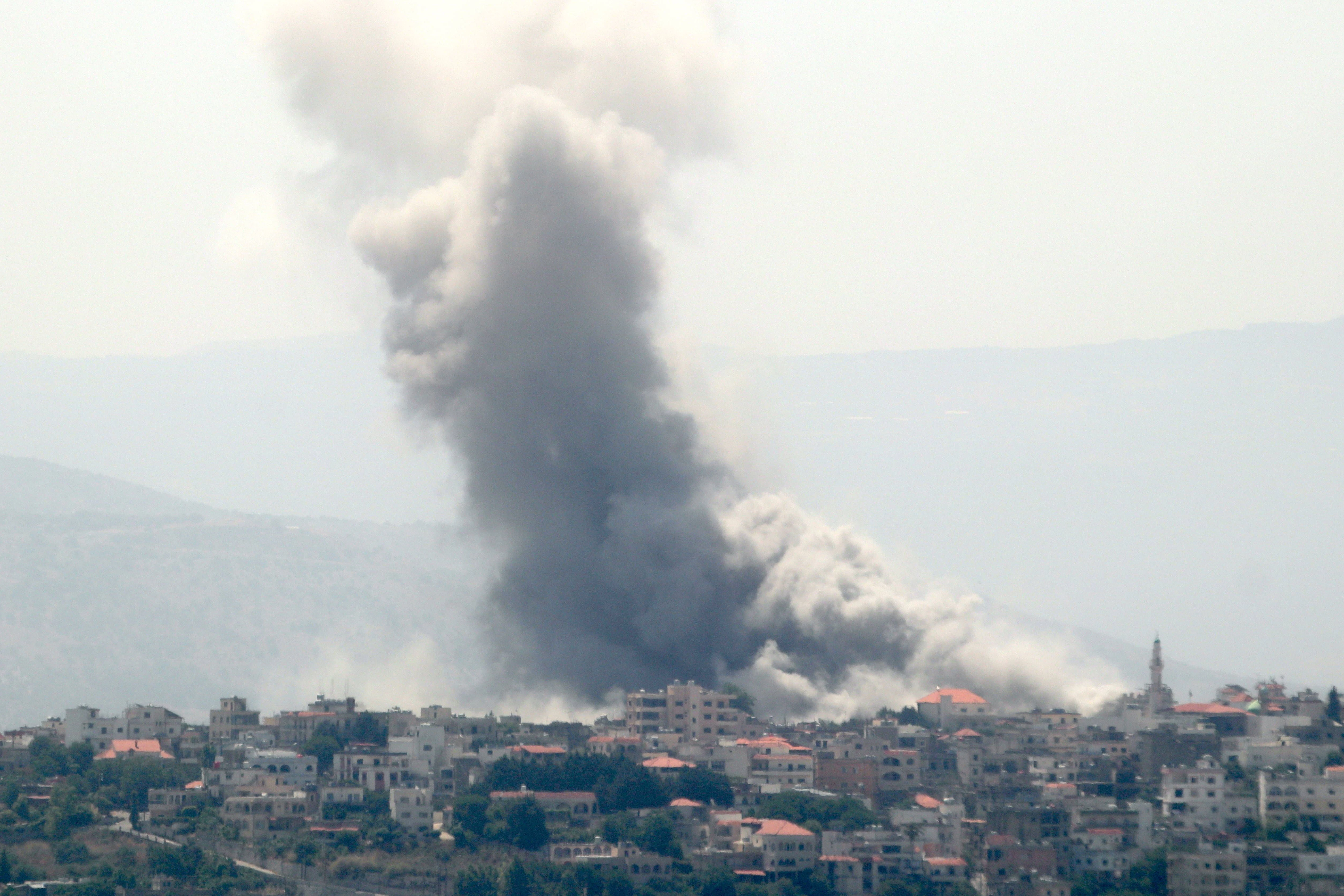 Rauch steigt auf nach einem israelischen Luftangriff auf Chiyam, Südlibanon.