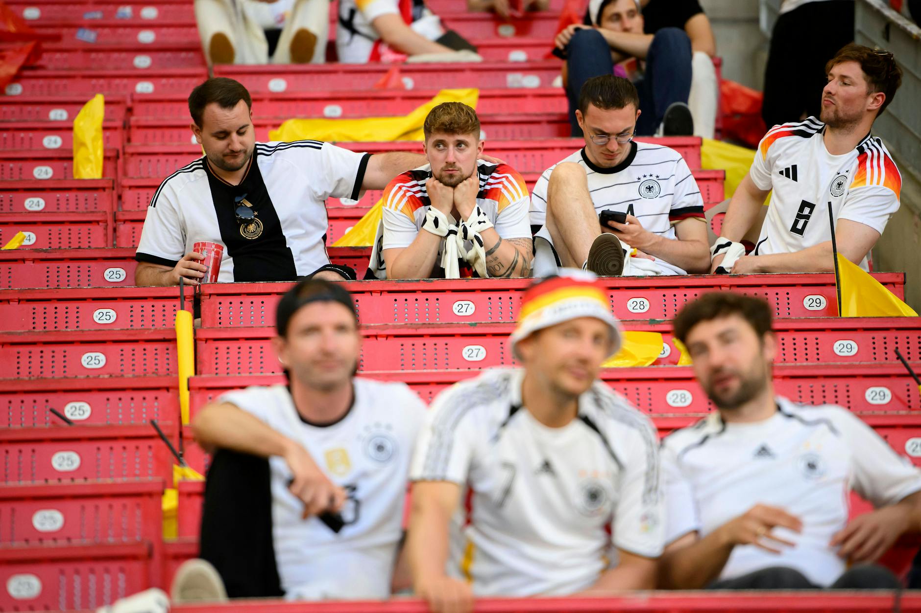 Fans der deutschen Nationalmannschaft nach dem Viertelfinal-Aus gegen Spanien