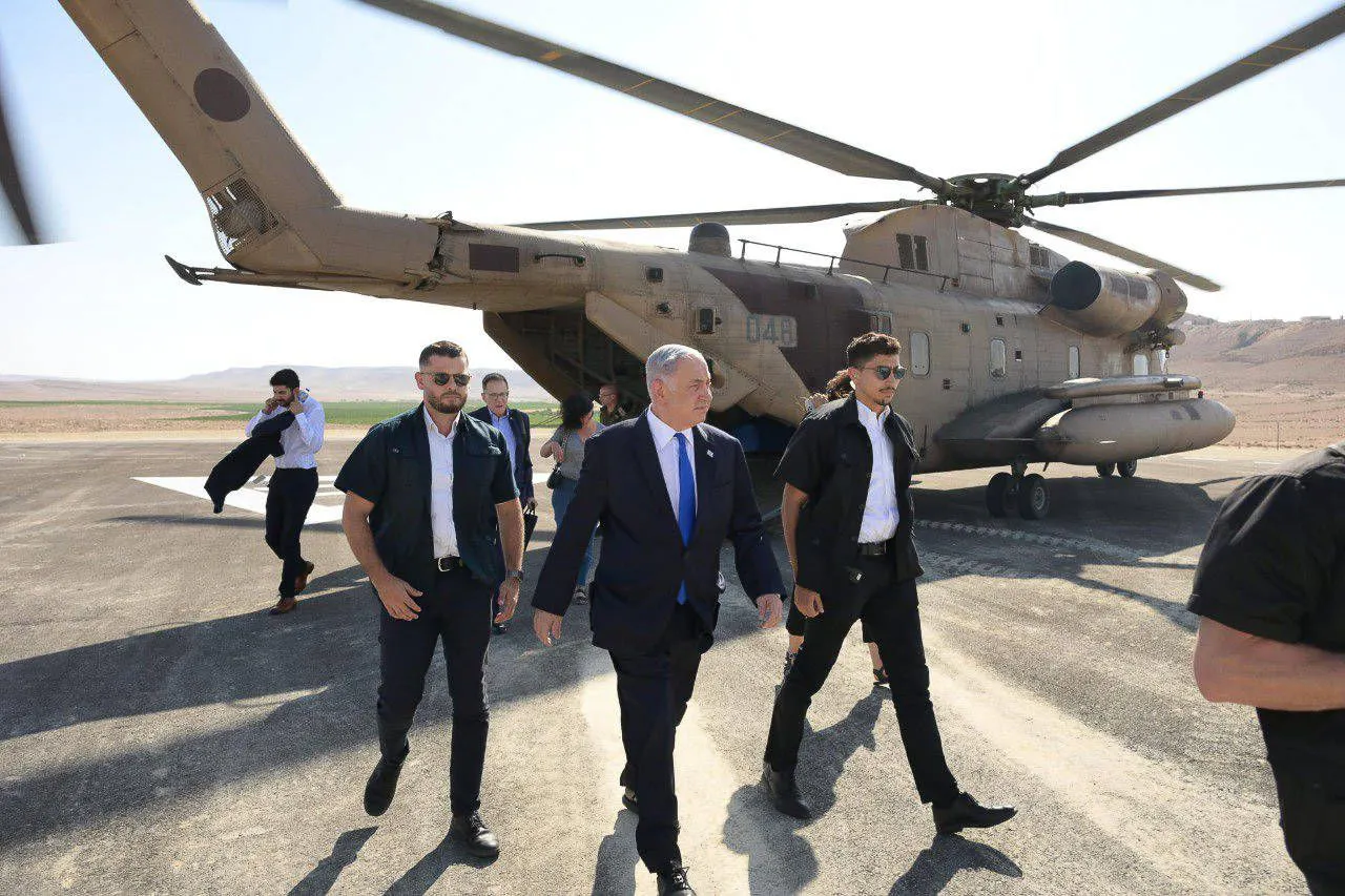 Benjamin Netanjahu auf einer Ausbildungsbasis des israelischen Militärs.