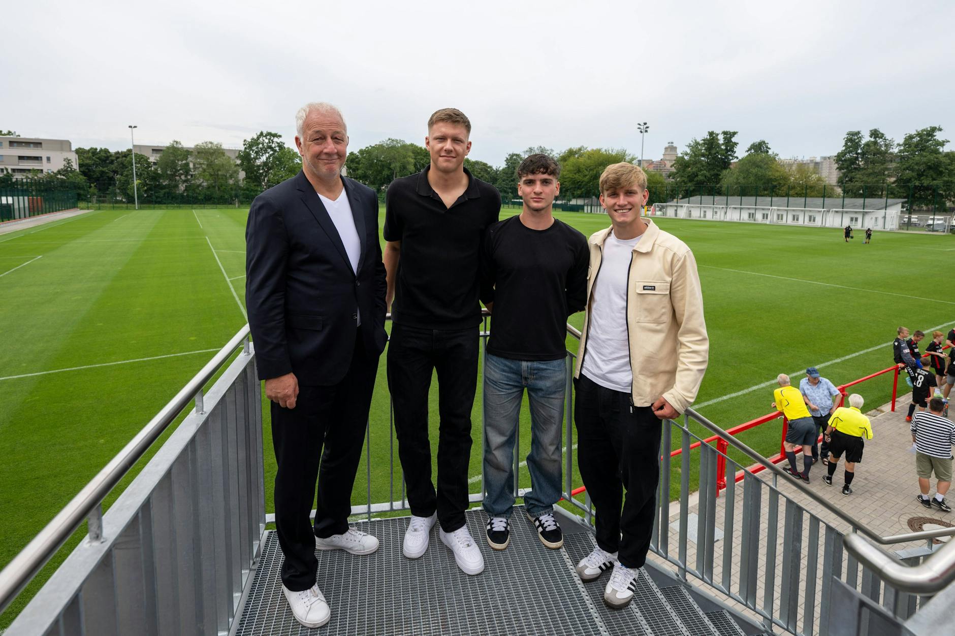 Andre Hofschneider (Cheftrainer NLZ) sowie die Eigengewächse des 1. FC Union: Torhüter Yannic Stein, David Preu und Aljoscha Kemlein (v.l.). 
