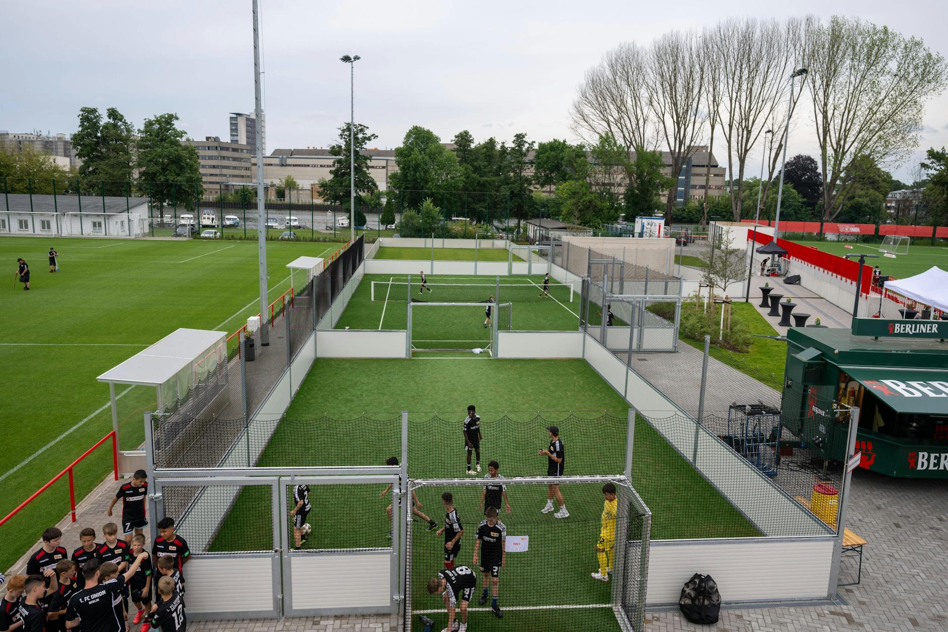 Hier steht jetzt „eine der modernsten Trainingsstätten in Europa“, lobt Bauherr und Nachwuchschef Lutz Munack.