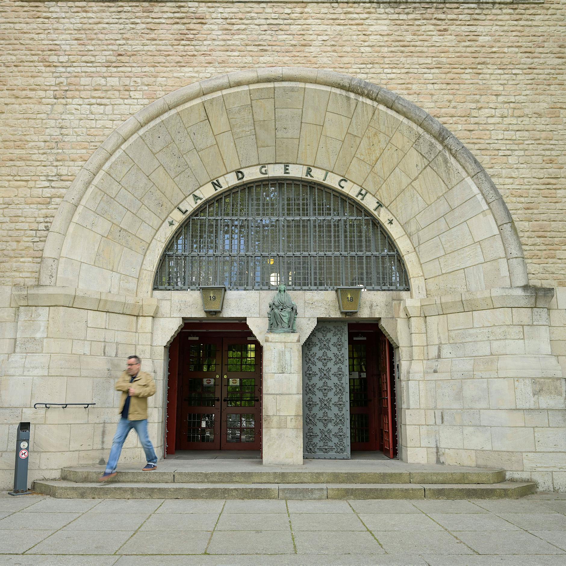 Urteil über gelöschte Beiträge zur Corona-Impfung: Richter sieht Meinungsfreiheit in Gefahr